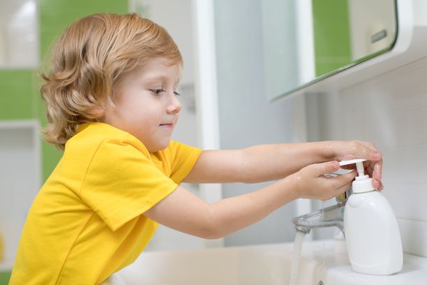 Käsien pesusta kannattaa tehdä rutiini, joka kuuluu aikuisen ja lapsen normaaliin elämään.