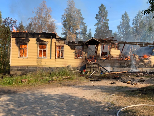 Vanha puukoulu tuhoutuu tulipalossa Ylöjärvellä