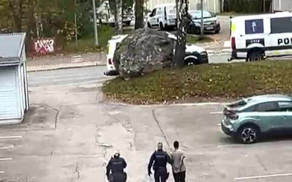 Tässä viedään 13-vuotiaan puukotuksesta epäiltyä miestä