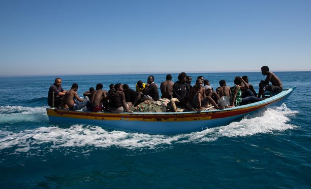Libyan rannikolla on ainakin 31 kuollut, kun vene upposi. Kuvassa Libyan rannikkovartiosto kuljettaa pelastuneita siirtolaisia heinäkuussa 2017. 
