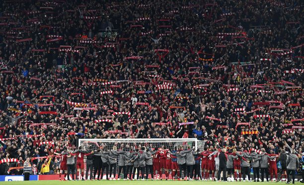 Liverpoolin pelaajat juhlivat yhdessä kuuluisan The Kopin päätykatsomon kanssa Barcelonasta otettua 4–0-kotivoittoa. 
