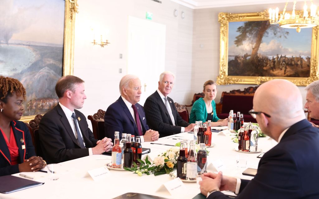 Mysteerinainen istui pöydässä Bidenin ja Niinistön kanssa – Kukaan ei tunnu tietävän, kuka hän on