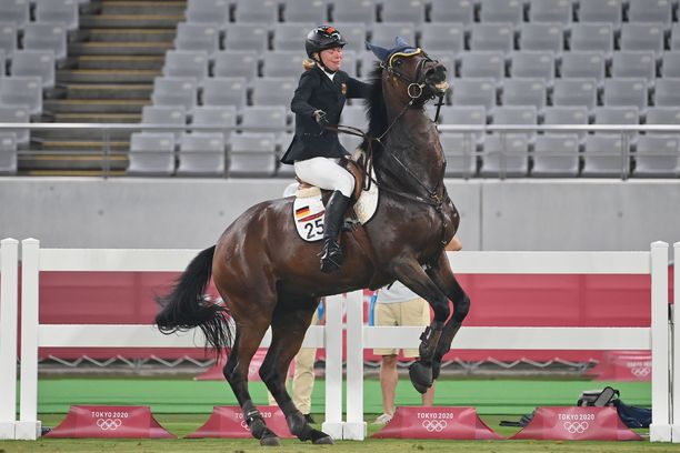 Annika Schleu piiskasi hevosta, selittää tekoaan