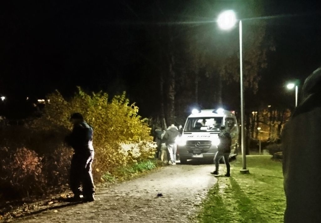 Silminnäkijä todisti kiinniottoa Helsingin Kulosaaressa – mies loukkaantui, poliisi ei toistaiseksi tiedota operaatiosta 