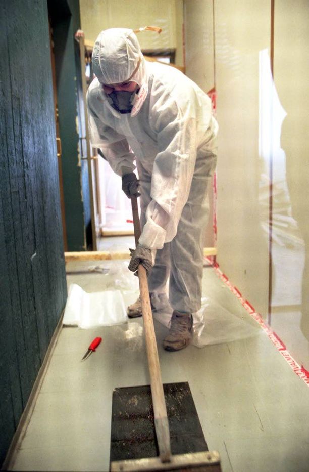 Asbestia sisältävän rakenteen saa uuden lainsäädännön mukaan purkaa vain siihen koulutuksen saanut työntekijä. Suojavarusteet ovat välttämättömät. Kuvassa avataan tamperelaisen virastotalon lattiaa.