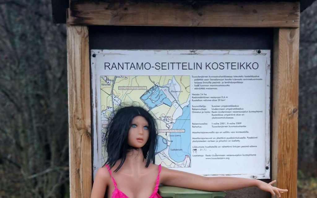 Seksinukke ilmestyi kosteikko­alueelle – Tuusulan mysteeri hämmästyttää