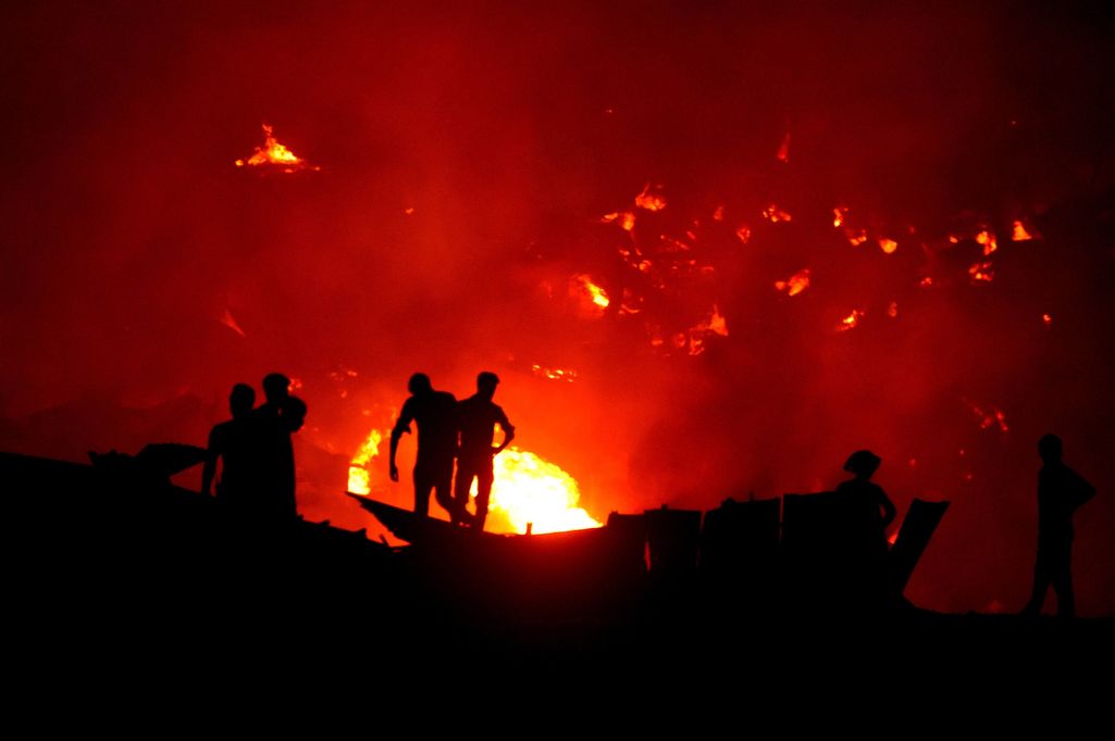 Tulipalo riehui slummissa, jopa 50 000 jäi ilman kotia Bangladeshissa