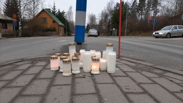 Kaksi nuorta kuoli moottoripyörän ja auton yhteentörmäyksessä Jyväskylässä. Poliisi epäilee myös autoilijaa rikoksista.