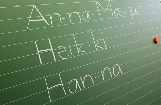 Poikkeuksellinen varoitus suomen kielen lautakunnalta: Suomen viralliset  kielet vakavasti uhattuina