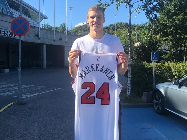 Lauri Markkanen kaivoi vaatekaapistaan yhden Bulls-paidan hyväntekeväisyyshuutokauppaan.
