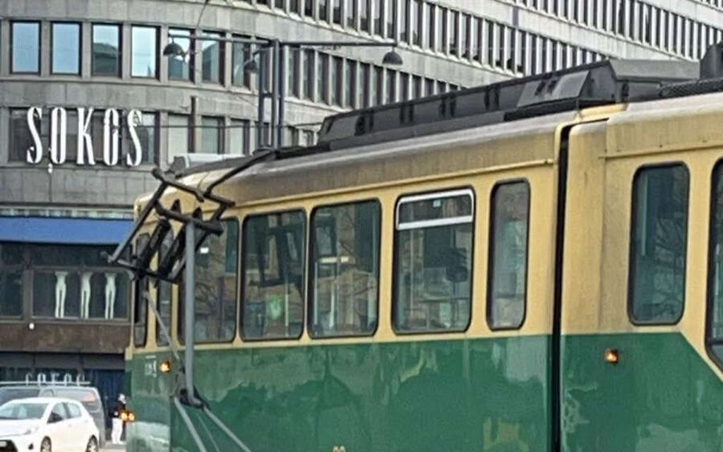 Metroissa, busseissa ja raitio­vaunuissa ongelmia samaan aikaan: Helsingin joukkoliikenne lähes halvaantunut