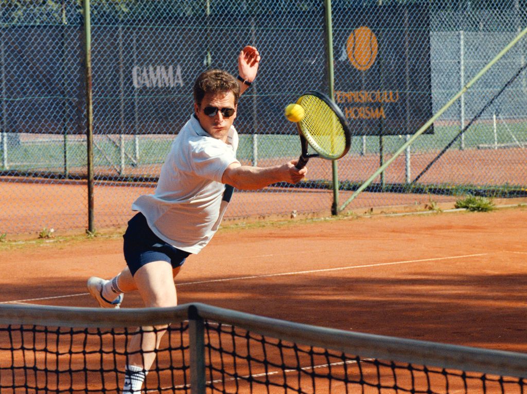 Sauli Niinistö esitteli tennistaitojaan vuonna 1997.