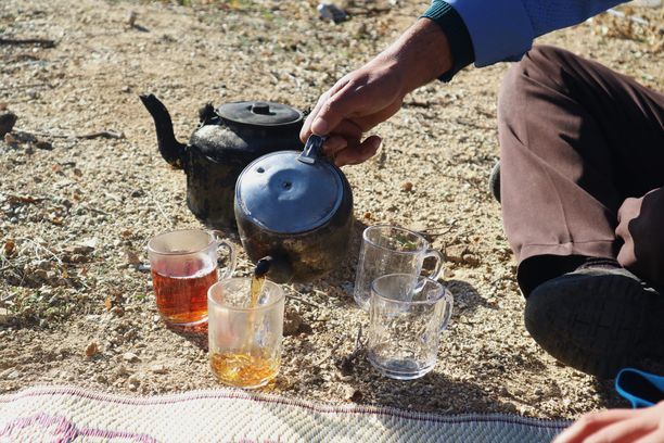 Sohvasurffareiden kautta järjestyi hieno Iran-kokemus, vierailu vuoristokylään. Siihen kuului muun muassa teehetki ylhäällä kukkuloilla.