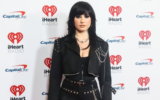 Demi Lovaton albumin rohkea mainosjuliste kiellettiin – koettiin loukkaavaksi kristittyjä kohtaan