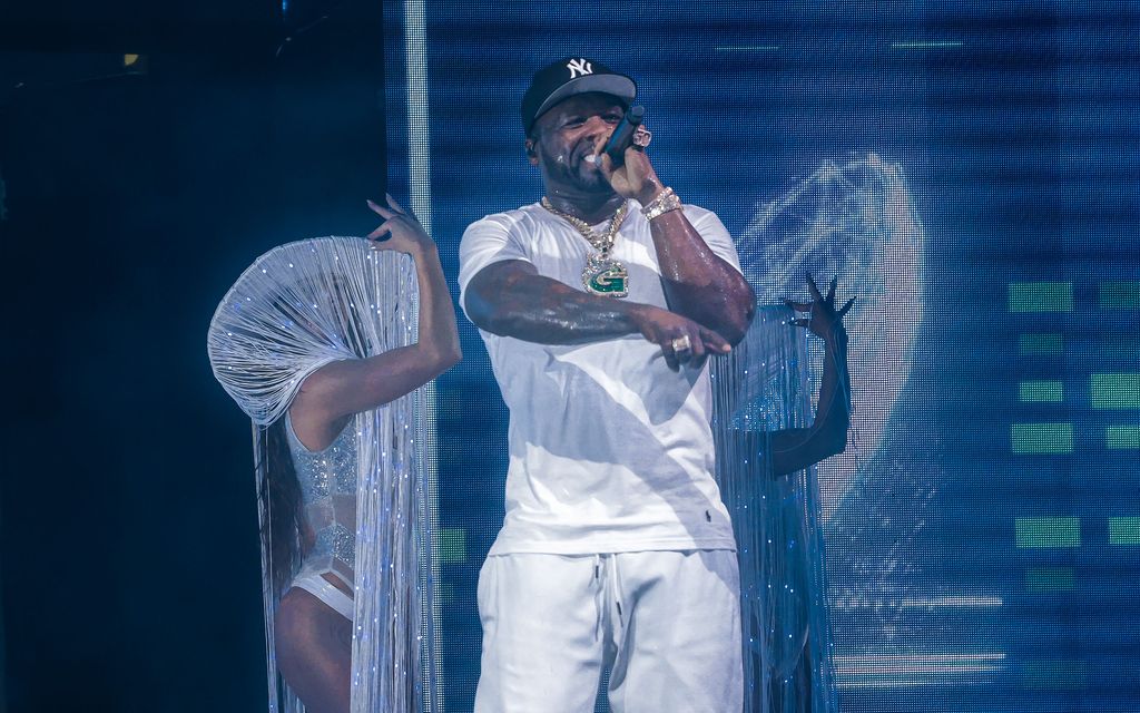 50 Cent tulistui keikallaan – Heitti mikrofonin raivolla fania päin