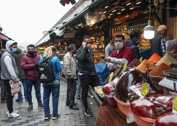 Ihmiset yrittivät ylläpitää sosiaalista etäisyyttä Istanbulin ramadan-markkinoilla. 