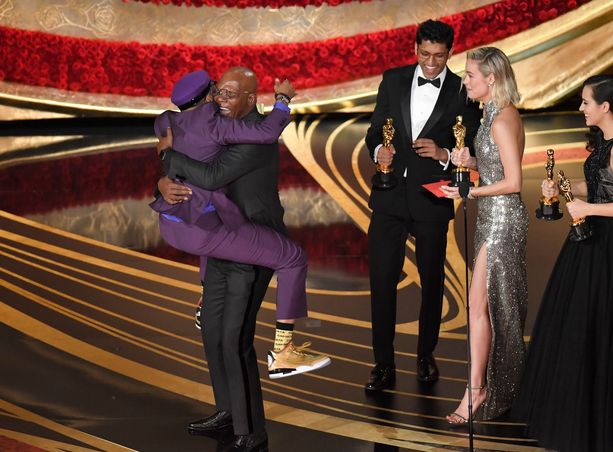 Spike Lee voitti parhaan sovitetun käsikirjoituksen Oscar-palkinnon ja otti ilon irti voitostaan.