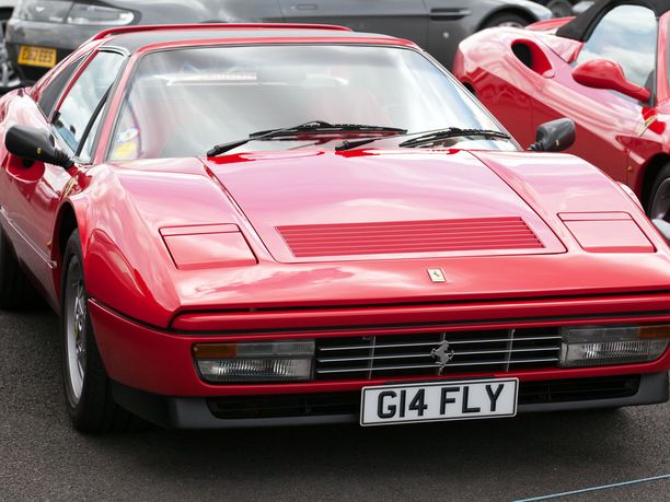 Huutokaupan helmi on samanlainen 1989 Ferrari 328 GTS kuin kuvassa. 
