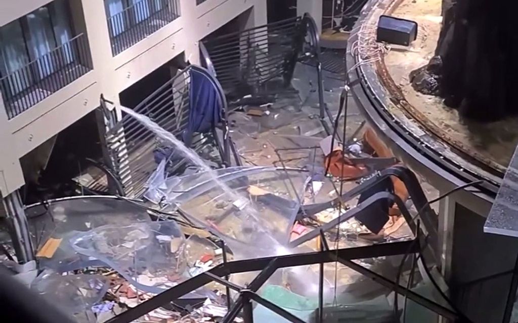 Giganttinen akvaario särkyi saksalais­hotellin aulassa – miljoona litraa vettä tulvi kaduille
