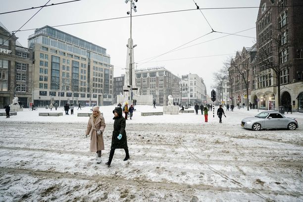 Hollannissa koettiin edellinen lumimyrsky vuonna 2010. Maan pääkaupungissa, Amsterdamissa, sunnuntai taittui lumisissa merkeissä.
