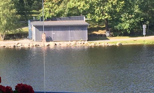Pari intoutui lemmiskelemään Tampereella hyvin näkyvällä paikalla yleisellä uimarannalla.