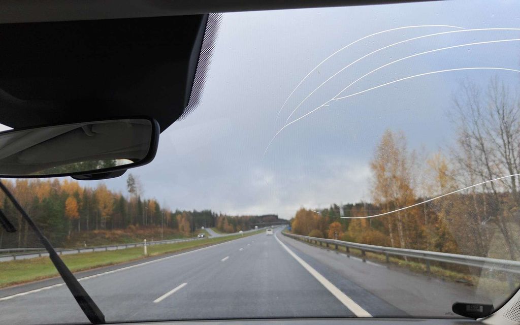 Järkäle iski tuulilasiin 120 km/h:n vauhdissa – ”Kuka tämmöistä tekee”