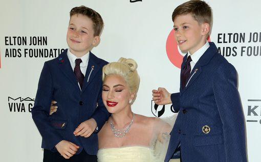 Harvinaiset kuvat: Elton Johnin pojat poseeraavat yhdessä kummitätinsä Lady Gagan kanssa