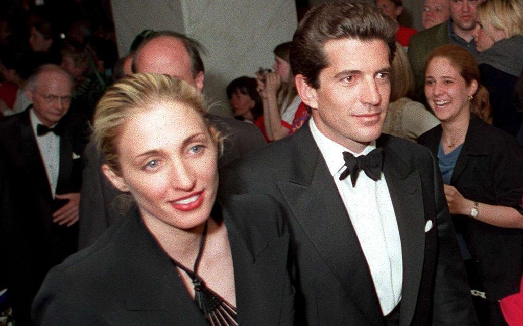 Traaginen loppu: JFK:n pojan kone syöksyi mereen – Myös vaimo kuoli