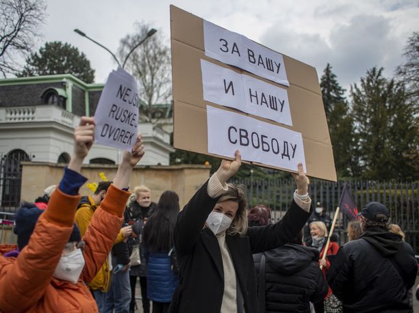 Noin sata ihmistä kerääntyi sunnuntaina osoittamaan mieltään Venäjän suurlähetystön eteen Prahassa