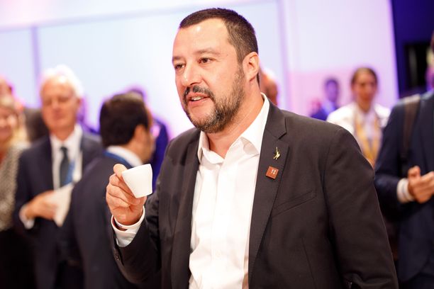 Sisäministeri Matteo Salvinia verrataan nyt Pontius Pilatekseen.
