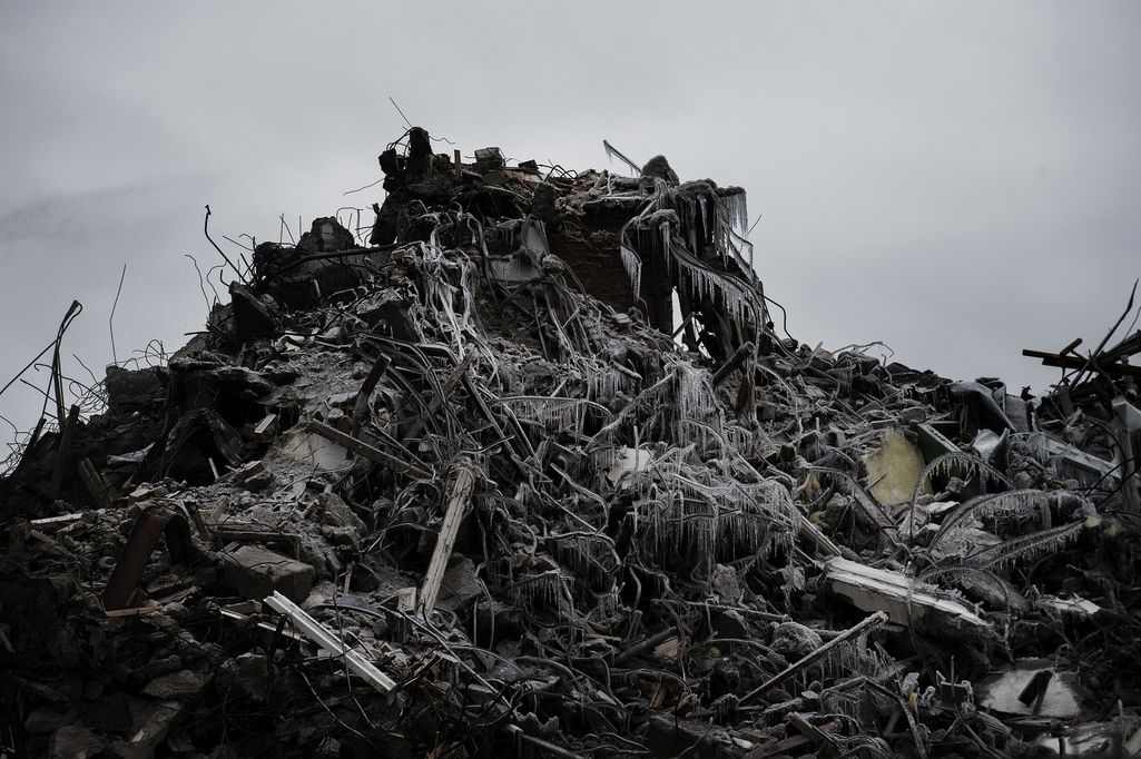 Rakennusmiehet hengenvaarassa: Asbestitöitä ilman suojaa, tikkaat pettivät – pomo soitteli ohjeet lomamatkalta