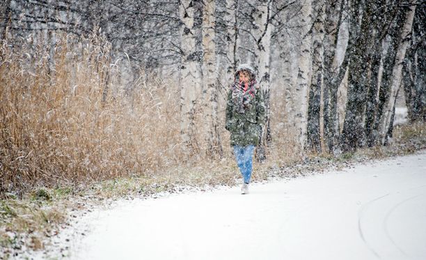 Lauantaista sunnuntaihin jatkuvan lumisateen jälkeen koko Suomessa on taas hetken valkoinen maa.