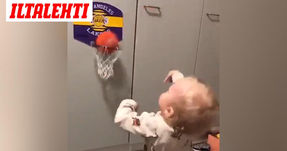 Puolitoistavuotias Axel rakastaa koripalloa