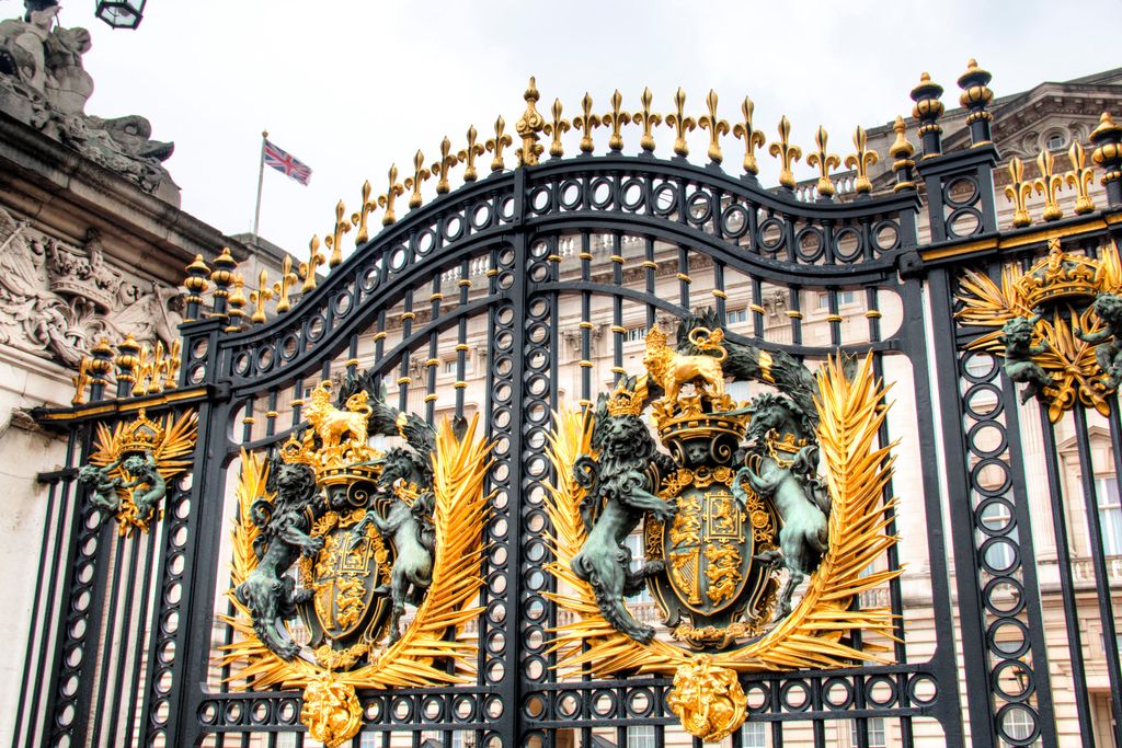 Paniikkitilanne Buckinghamin palatsissa: Mies kiipesi aidan yli ja pääsi vain metrien päähän nukkuvasta kuningatar Elisabetista