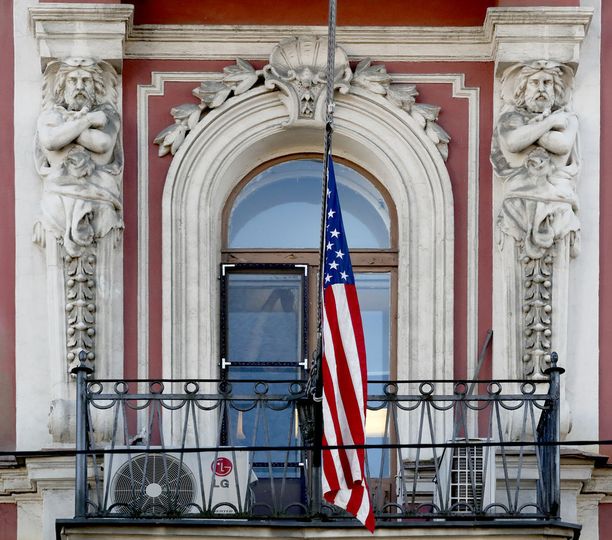 Venäjä syyttää Yhdysvaltoja diplomaattiensa häirinnästä. Kuva Yhdysvaltojen Pietarin konsulaatista, joka joudutaan sulkemaan.