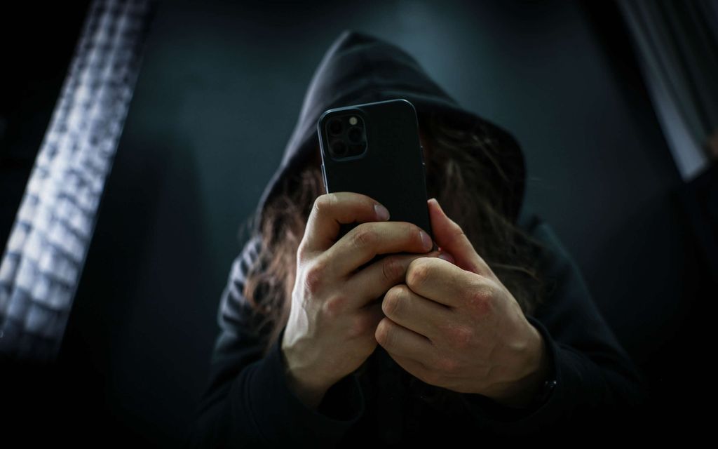 Puistattava ryhmä: Miehet jakoivat alastonkuvia kumppaneistaan