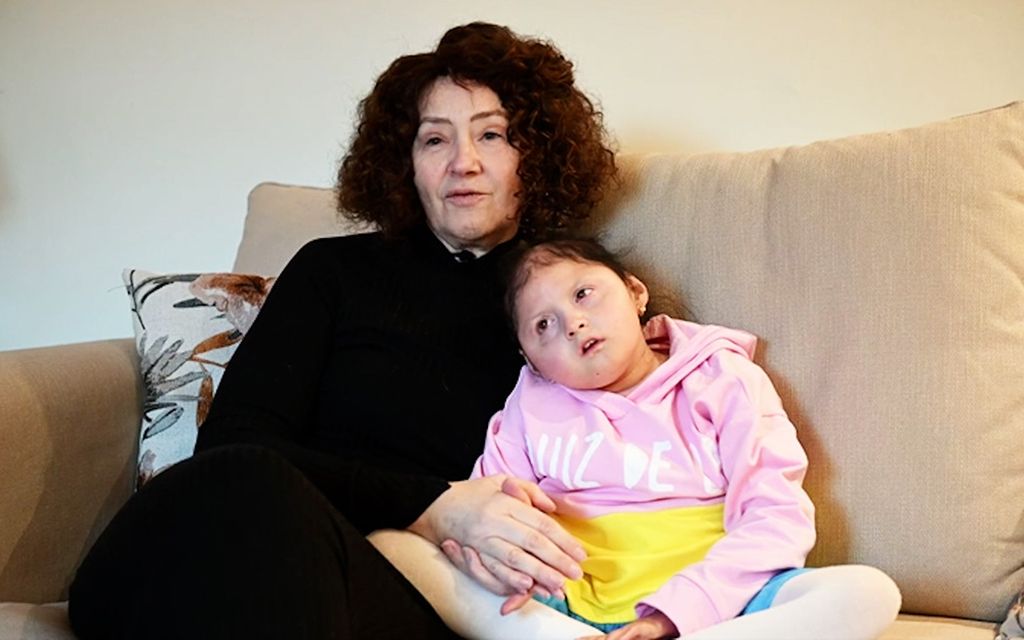 Dannia, 19, näyttää geenivirheen vuoksi 4-vuotiaalta – Äiti kertoo ikävistä kohtaamisista