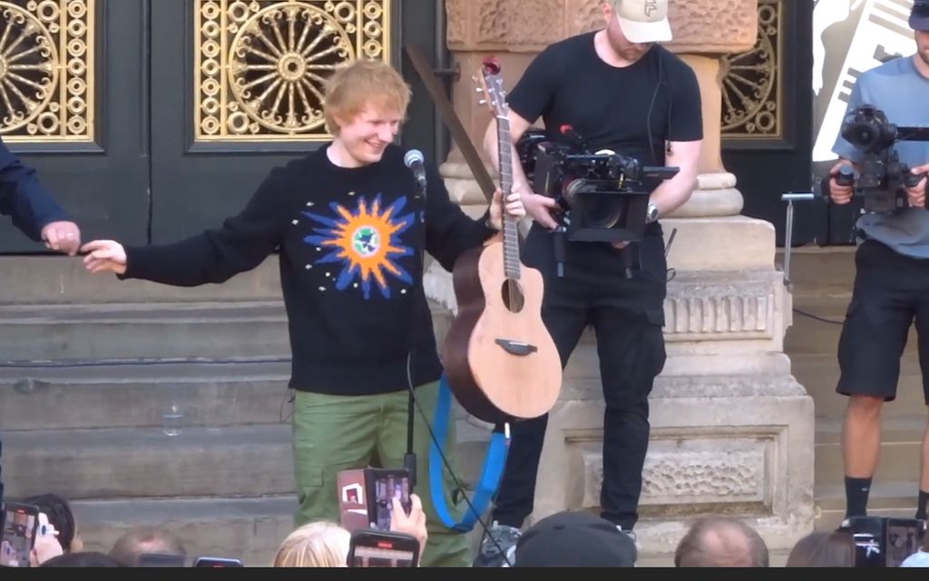 Ed Sheeran yllätti 10-vuotiaan faninsa – lelukitara vaihtui oikeaan 