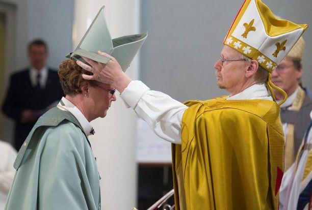 Arkkipiispa Kari Mäkinen vihki Irja Askolan Helsingin hiippakunnan piispaksi syyskuussa 2010.