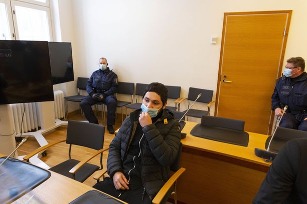 Milan Jaffia syytetään myös törkeästä pahoinpitelystä Kymenlaakson käräjäoikeudessa. Kuvassa Jaff käräjäoikeuden istunnossa.