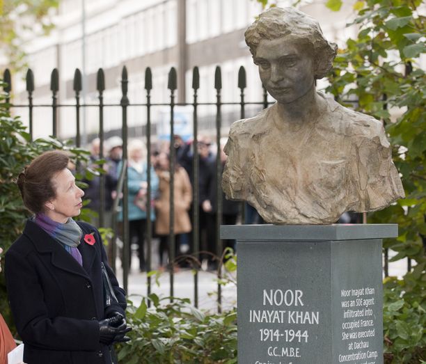 Prinsessa Anne paljasti Noor Inayat Khanin muistomerkin Lontoossa Gordons Squarella vuonna 2012. 
