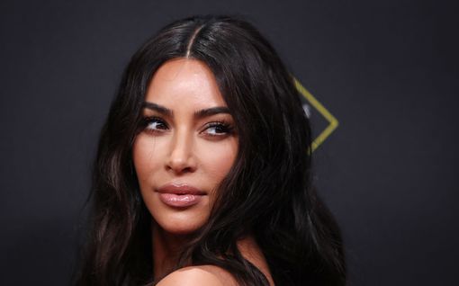 Mitä ihmettä? Kim Kardashian palkkasi Grammy-palkitun pianistin herättämään lapsensa aamuisin