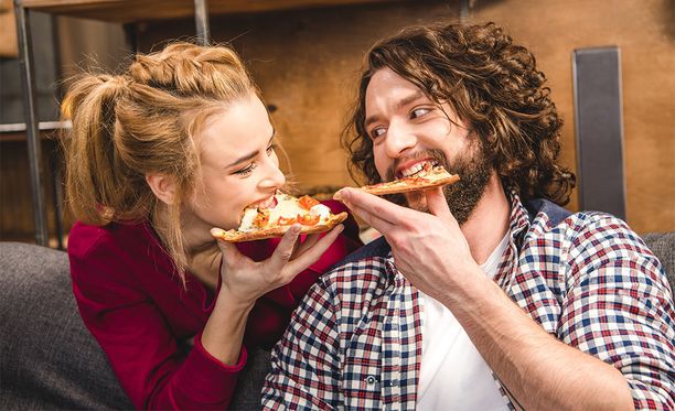 Tilatkaa yhteinen pizza, se tekee hyvää parisuhteelle - ruoan jakaminen  lisää kiintymystä, tiede sanoo