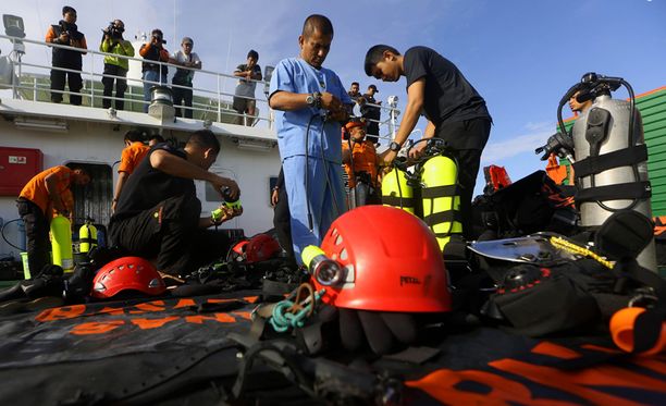 Jaavanmerestä on löydetty noin 30 ruumista pudonneen AirAsian lennon jäljiltä.