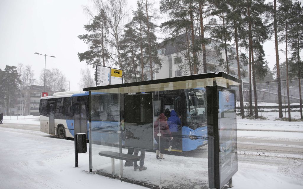 Nainen ja mies harrastivat seksiä bussipysäkillä Helsingissä – Lapsetkin näkivät
