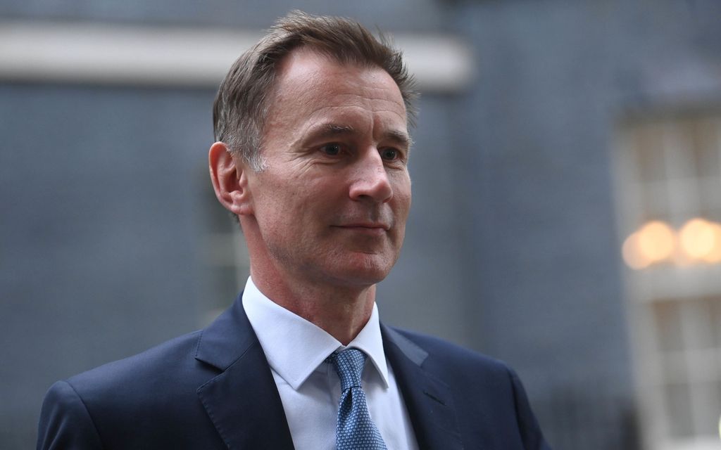 Britannian uusi valtiovarain­ministeri perui ensi töikseen lähes kaikki vero­leikkaukset