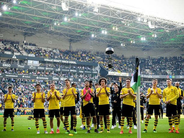 Borussia Dortmundin pelaajat kiittivät fanejaan kauden viimeisen pelin jälkeen.