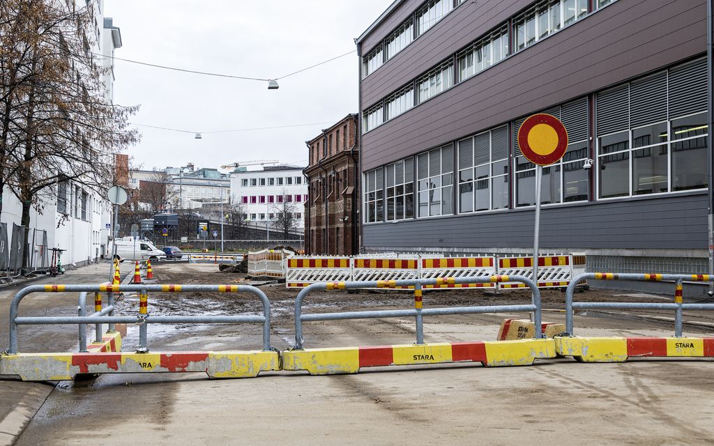Video: Näin valtava putkirikko romahdutti kadun Helsingissä – ”autoja tippunut kuoppaan” 