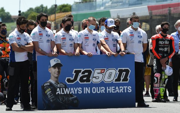 Ennen MotoGP-luokan kisaa pidettiin hiljainen hetki Jason Dupasquierin muistolle.