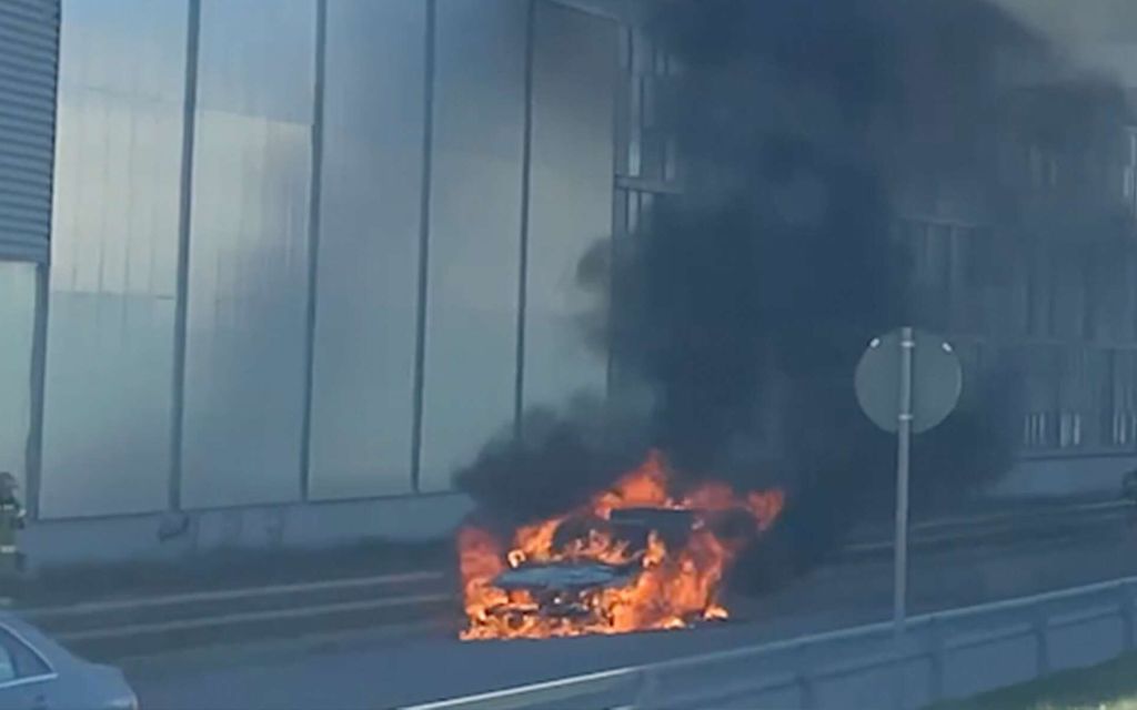 Auton täystuho tallentui videolle Helsingissä